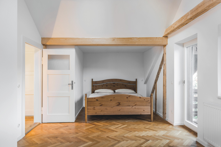Rekonstrukcija spavaće sobe sa drvenim elementima i belim zidovima
